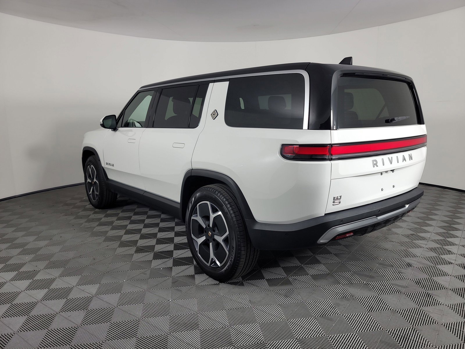 Used 2024 Rivian R1S Adventure AWD/4WD image 3