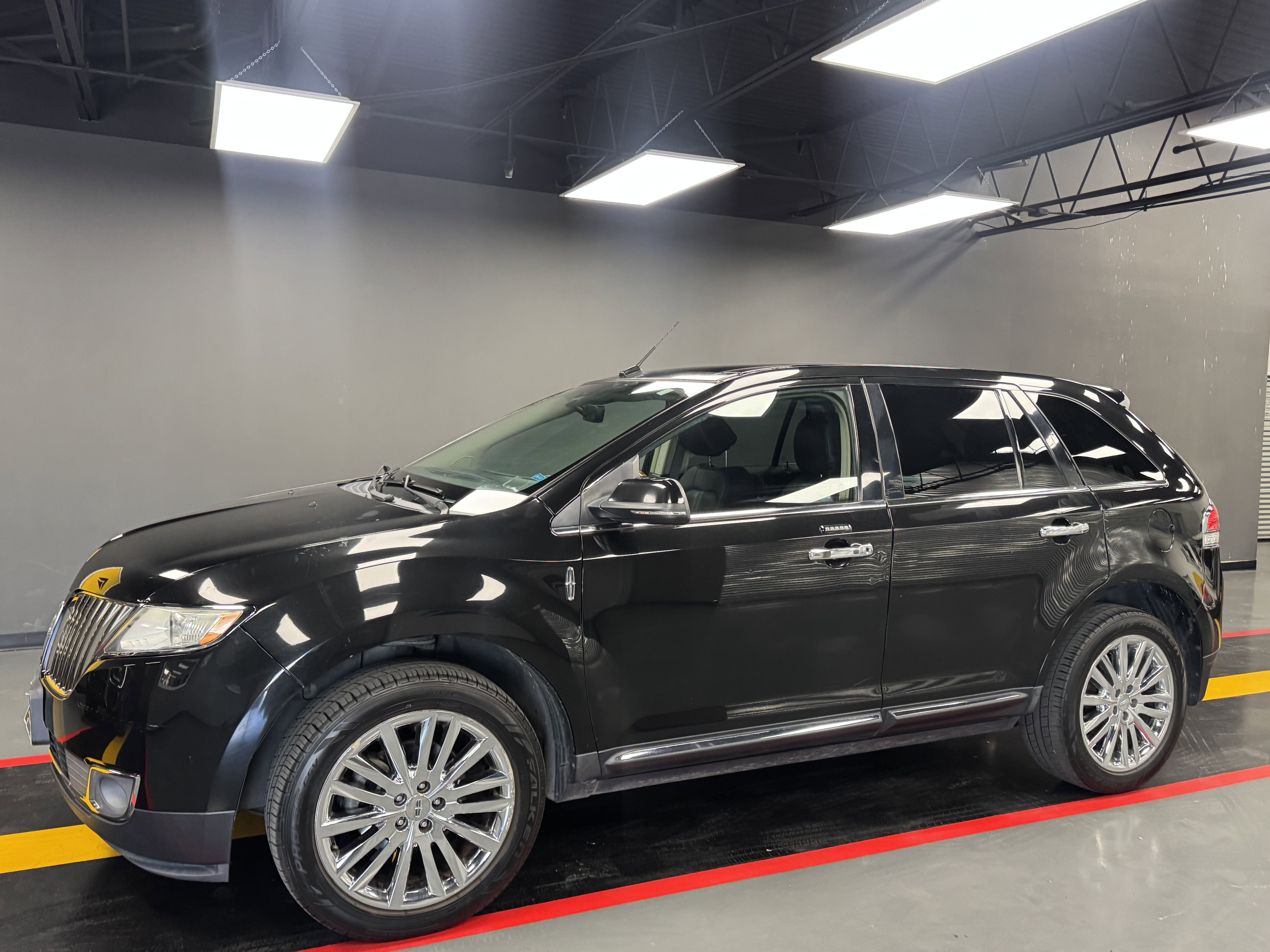 Used 2015 Lincoln MKX FWD 4dr w/ Equipment Group 102A image 2