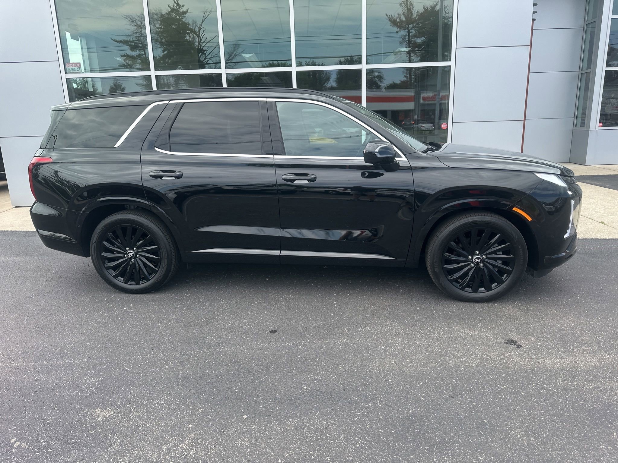 Used 2024 Hyundai Palisade Calligraphy AWD/4WD image 2