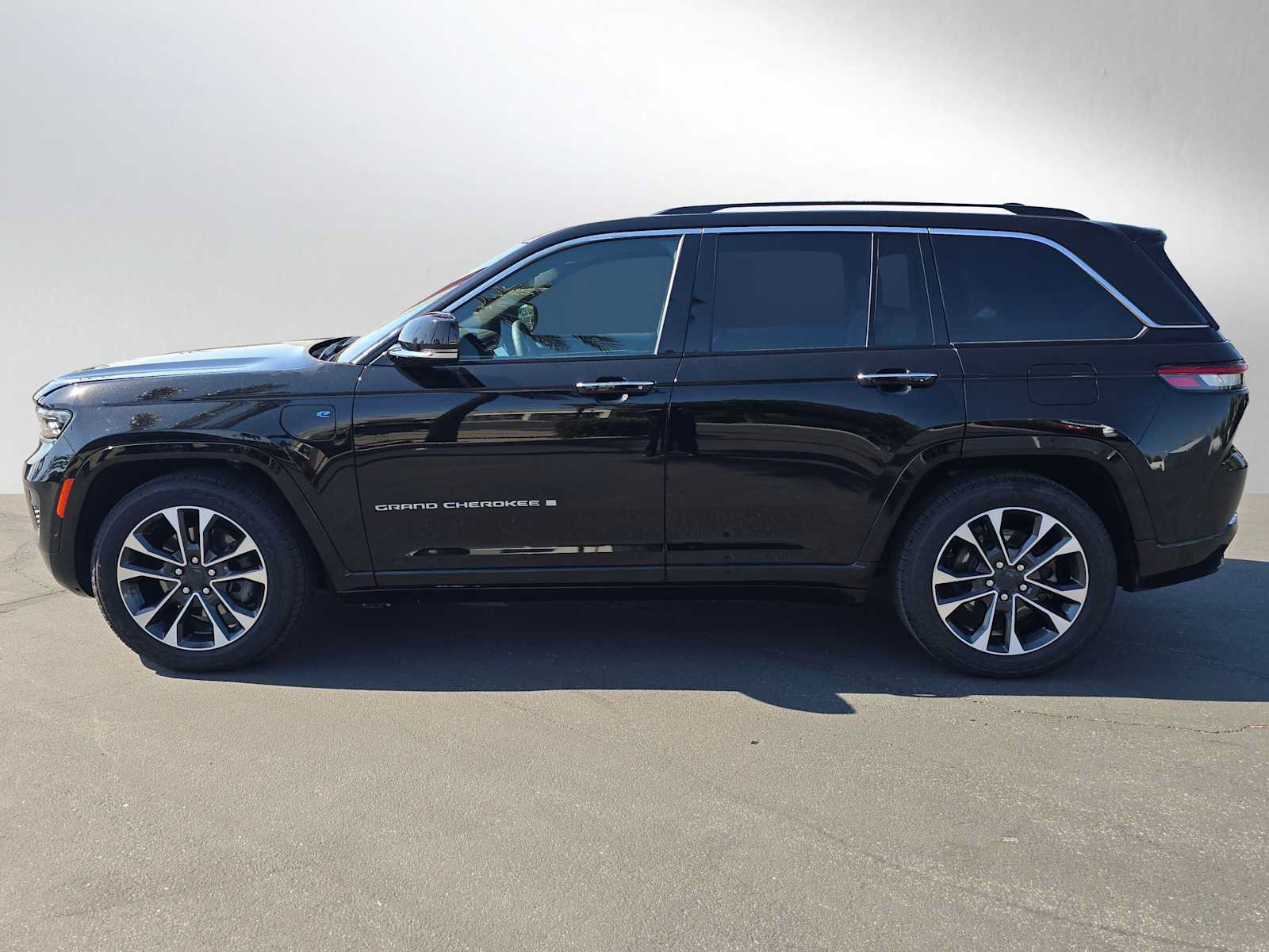 Used 2022 Jeep Grand Cherokee Overland w/ Luxury Tech Group IV AWD/4WD image 6