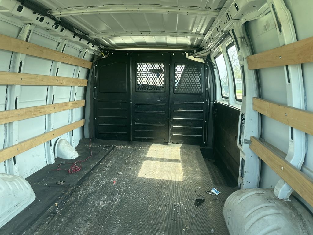 Used 2018 Chevrolet Express 2500 w/ Driver Convenience Package RWD image 8
