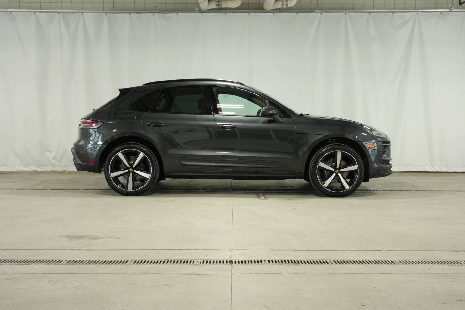 Certified 2026 Porsche Macan AWD/4WD image 8