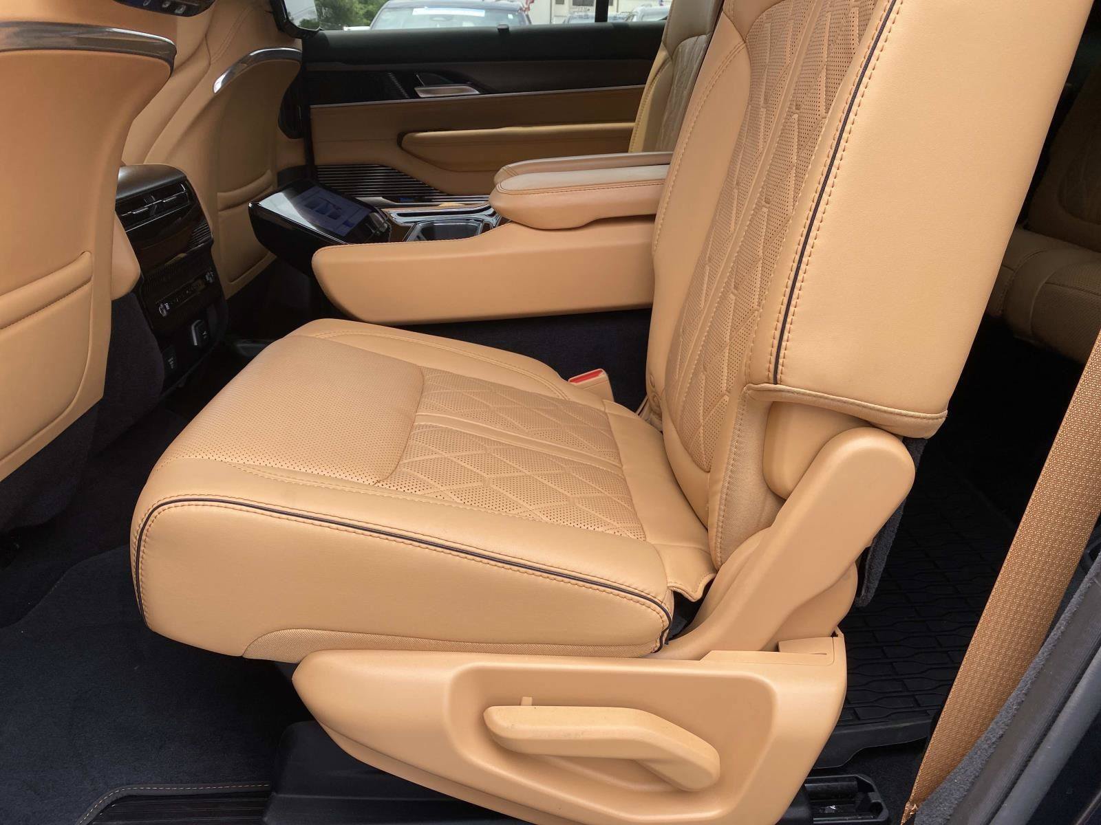Used 2025 Jeep Grand Wagoneer Series III w/ Rear Seat Video Group 1 AWD/4WD image 18