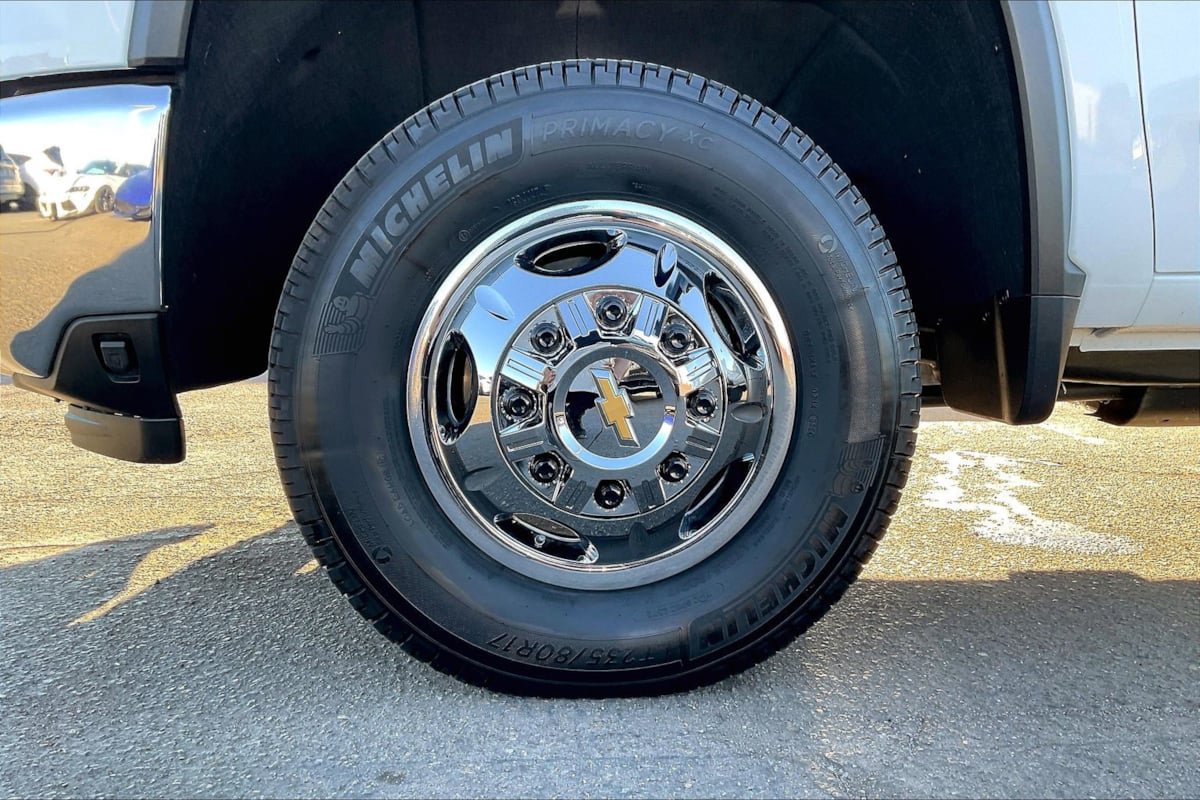 Used 2025 Chevrolet Silverado 3500 LT w/ Safety Package AWD/4WD image 9