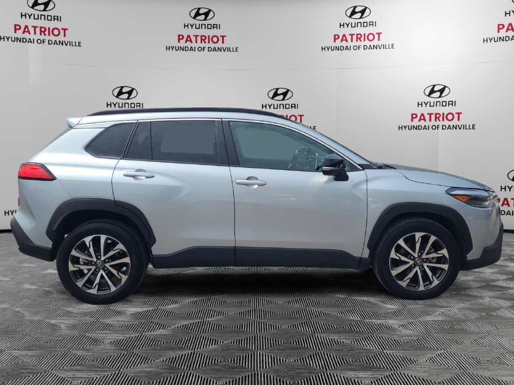 Used 2025 Toyota Corolla Cross XLE FWD image 2