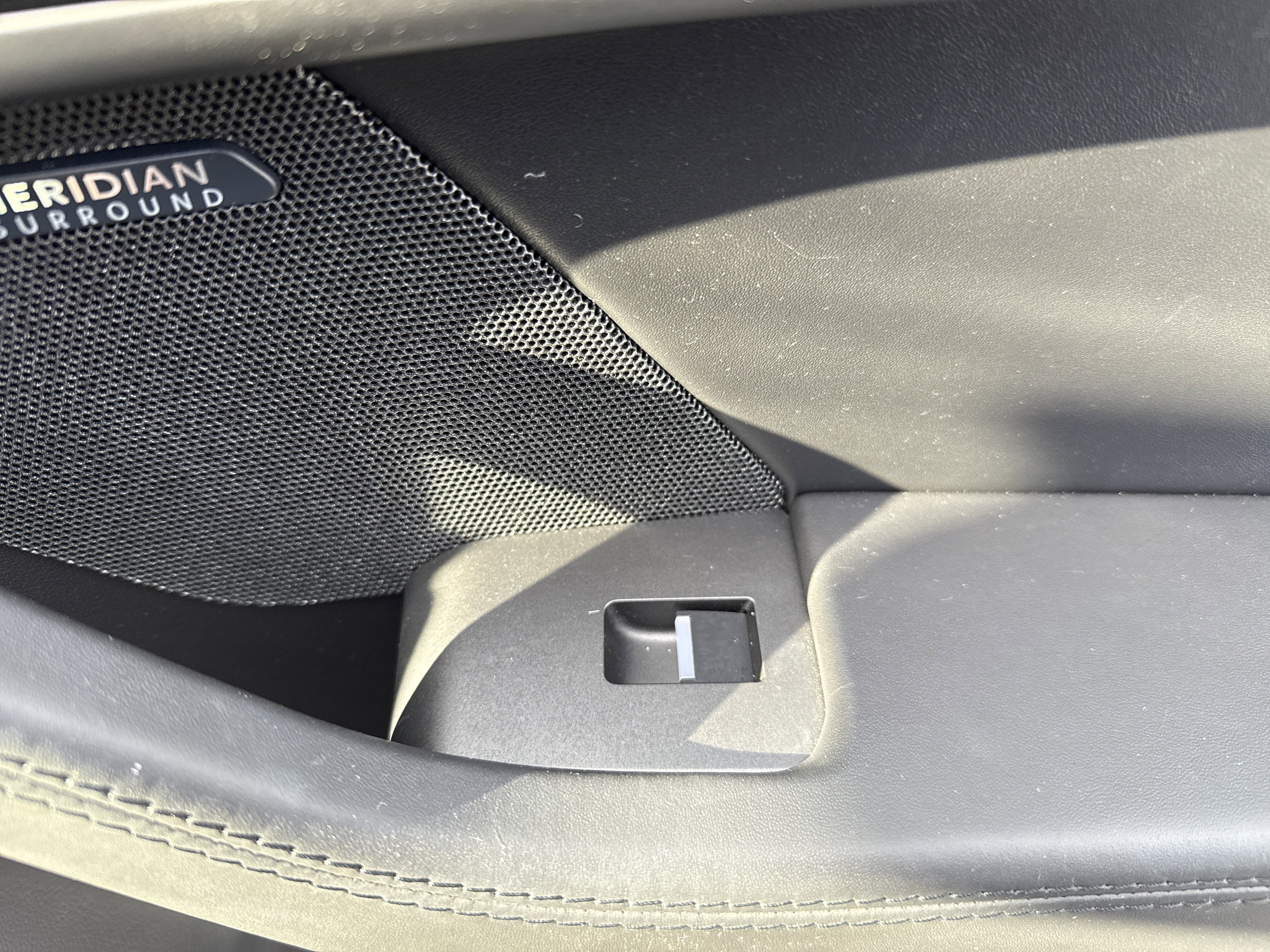 Used 2017 Jaguar F-TYPE R image 31