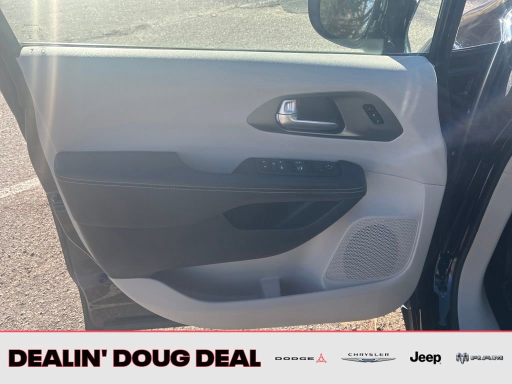 Used 2024 Chrysler Pacifica Touring-L image 11