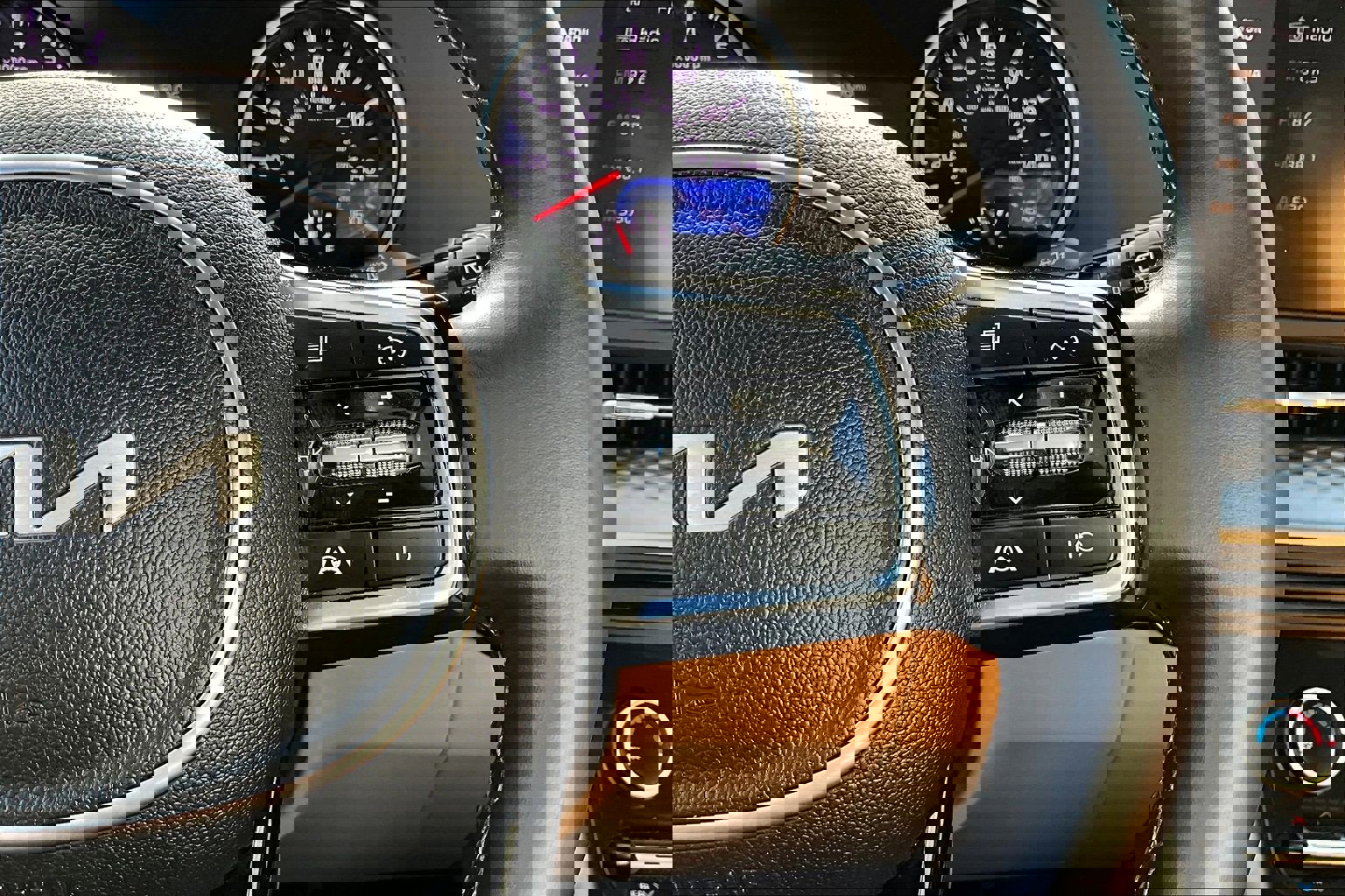 Used 2023 Kia Carnival LX image 20