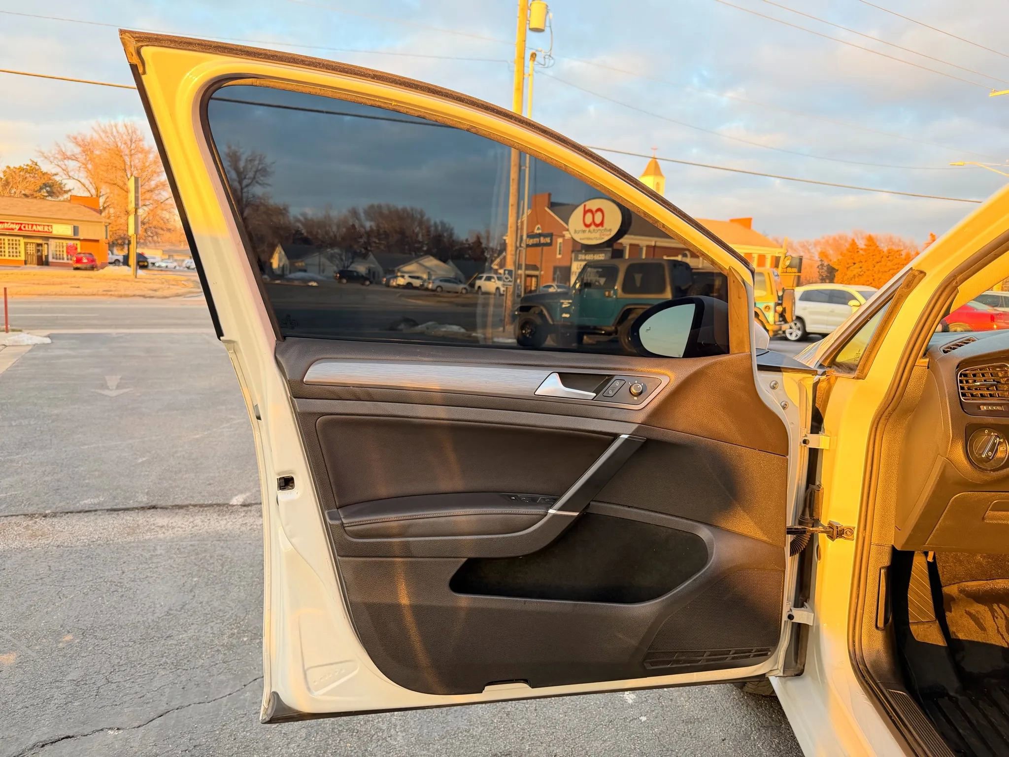 Used 2021 Volkswagen Golf 4-Door image 8