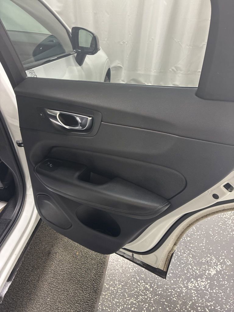 Used 2025 Volvo XC60 B5 Plus image 28