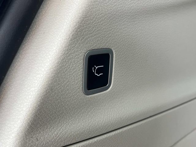 Used 2023 Chrysler Voyager LX FWD image 8