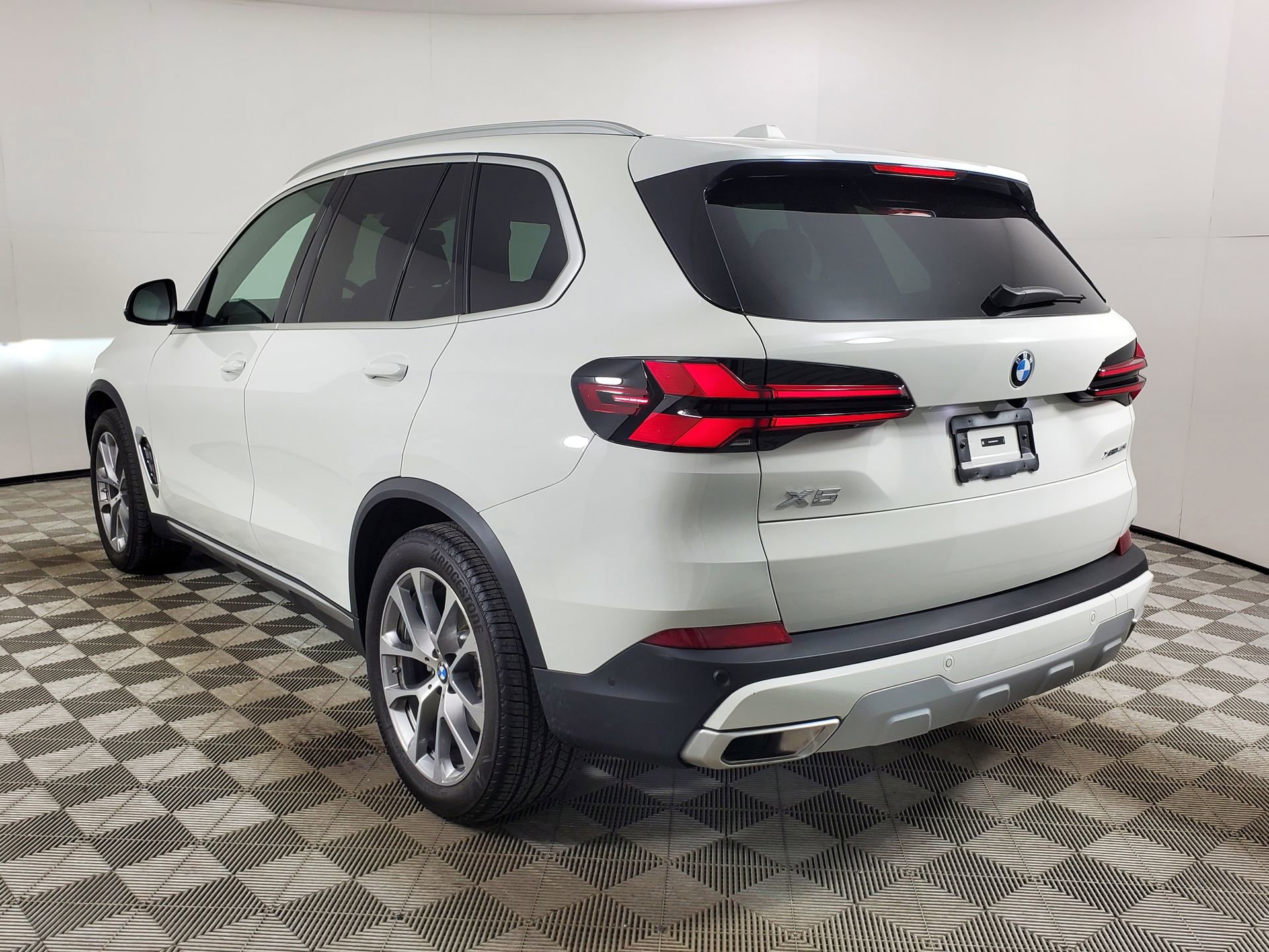 Used 2025 BMW X5 xDrive40i w/ Parking Assistance Package image 8