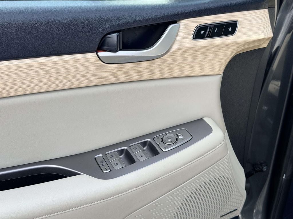 Used 2024 Hyundai Palisade Limited FWD image 13
