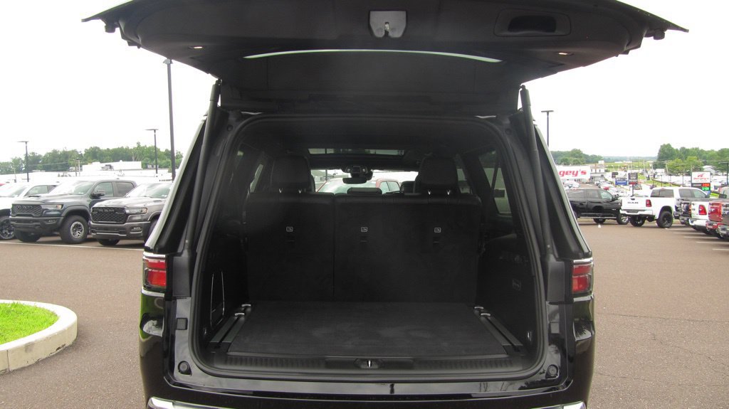 Used 2025 Jeep Wagoneer L Series III w/ Premium Group I AWD/4WD image 21