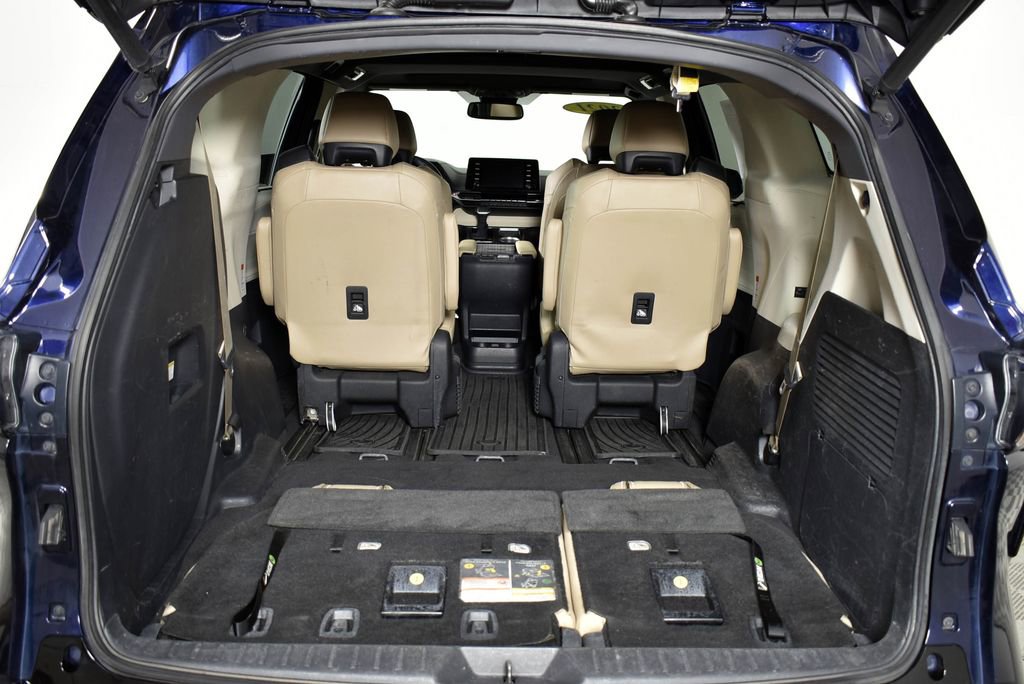 Used 2021 Toyota Sienna Limited image 24