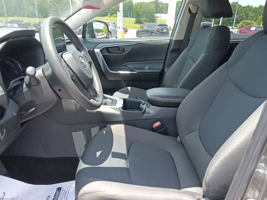 Used 2025 Toyota RAV4 LE AWD/4WD image 16