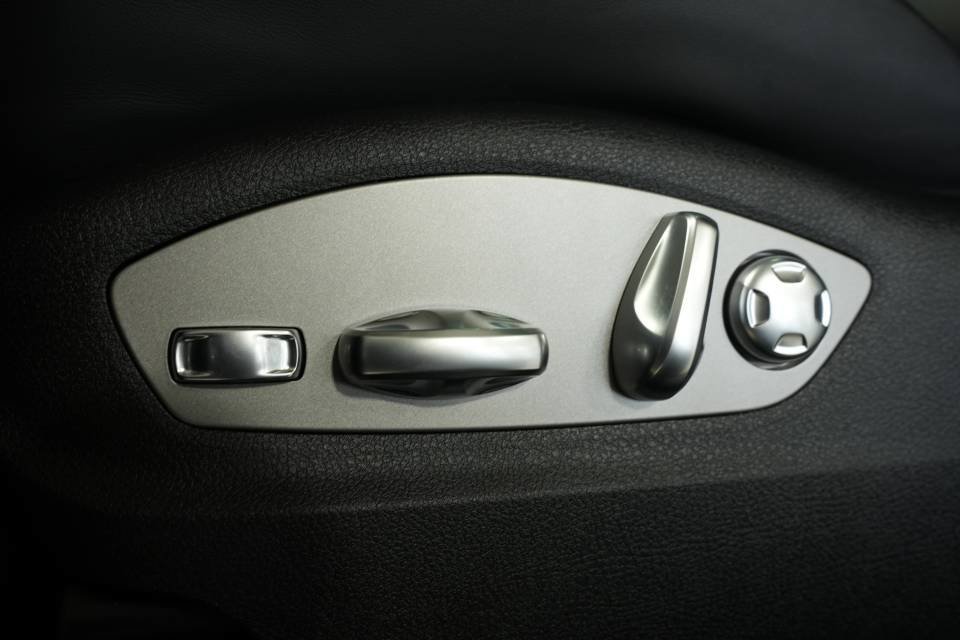 Certified 2026 Porsche Macan AWD/4WD image 34