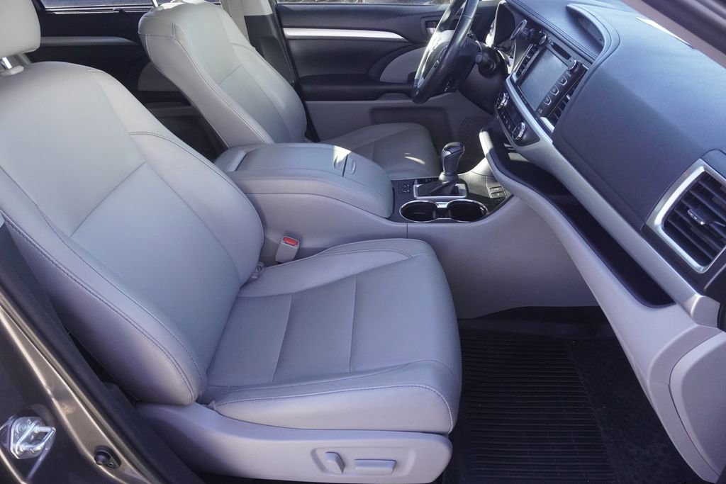 Used 2018 Toyota Highlander XLE image 23