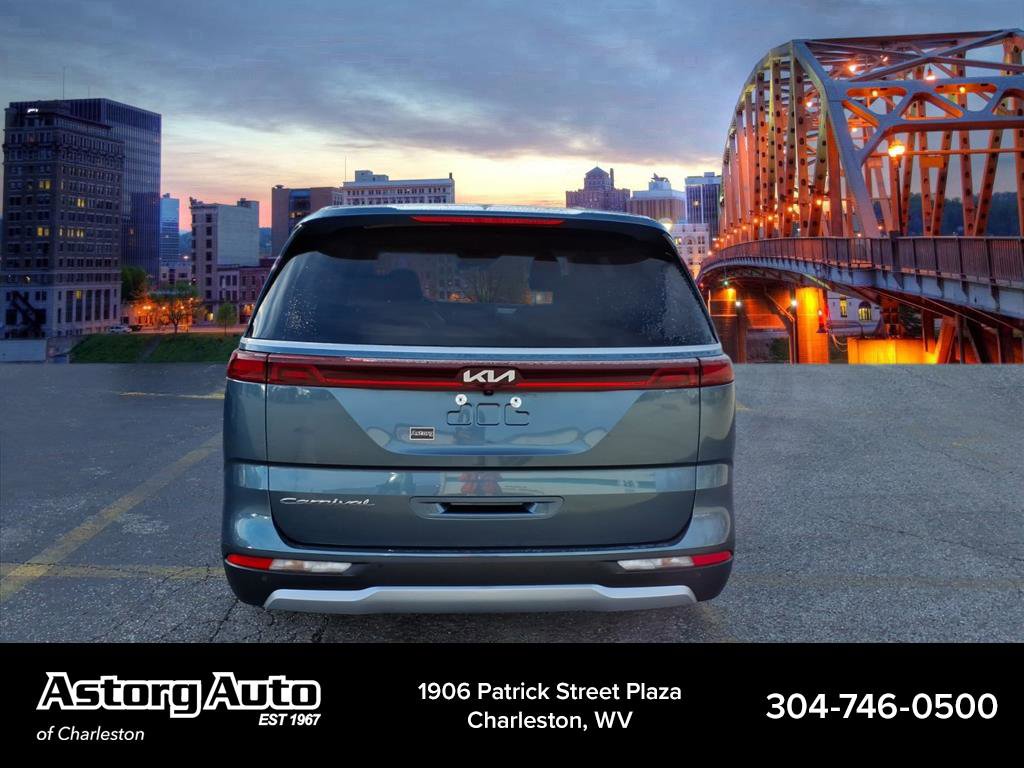 Used 2022 Kia Carnival EX image 4