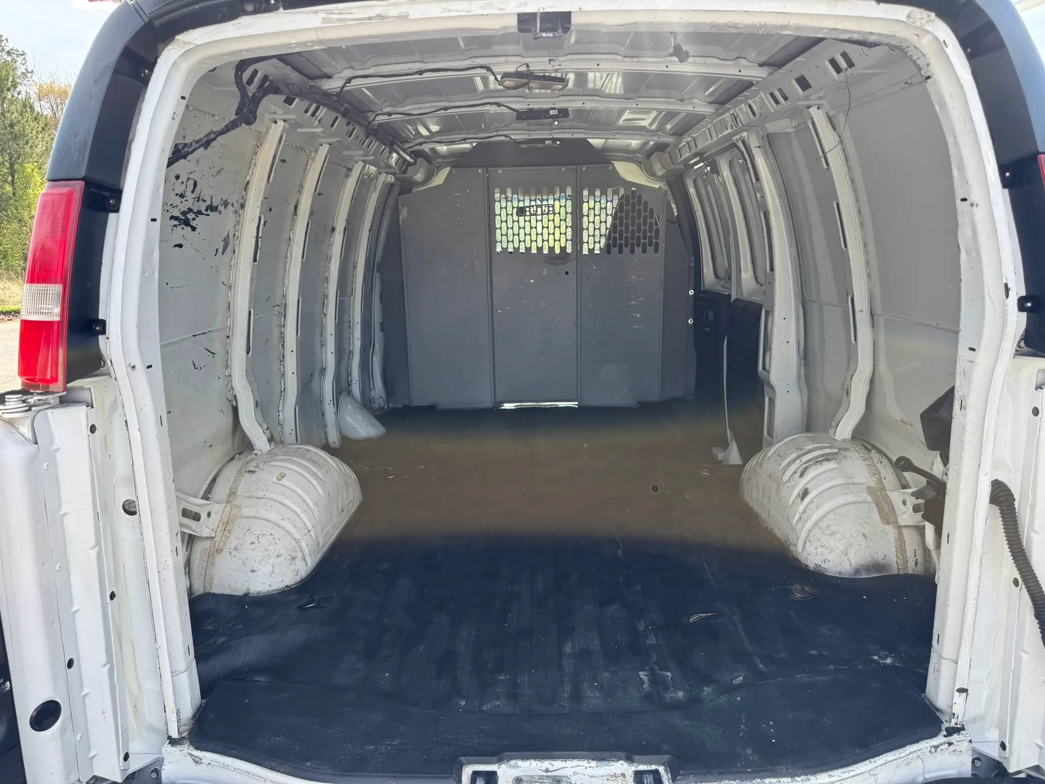 Used 2017 Chevrolet Express 2500 RWD image 17