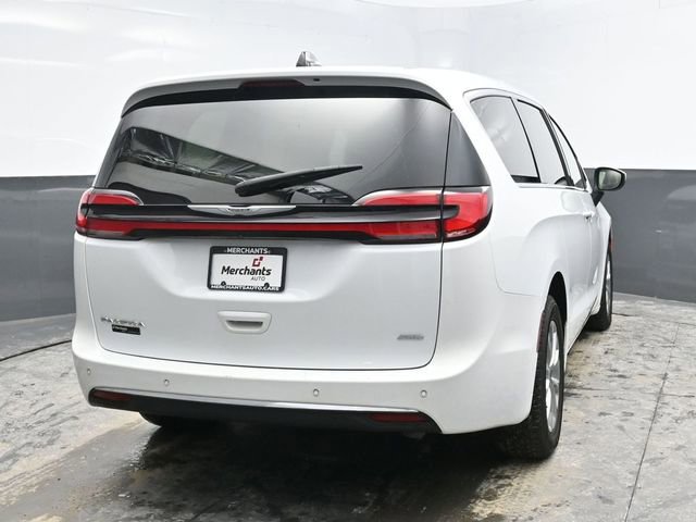 Used 2023 Chrysler Pacifica Touring-L image 6