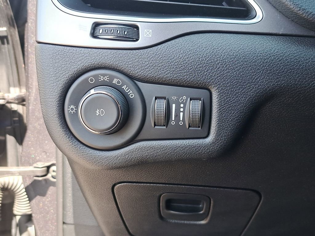 Used 2020 Jeep Cherokee Latitude Plus w/ Cold Weather Group AWD/4WD image 22