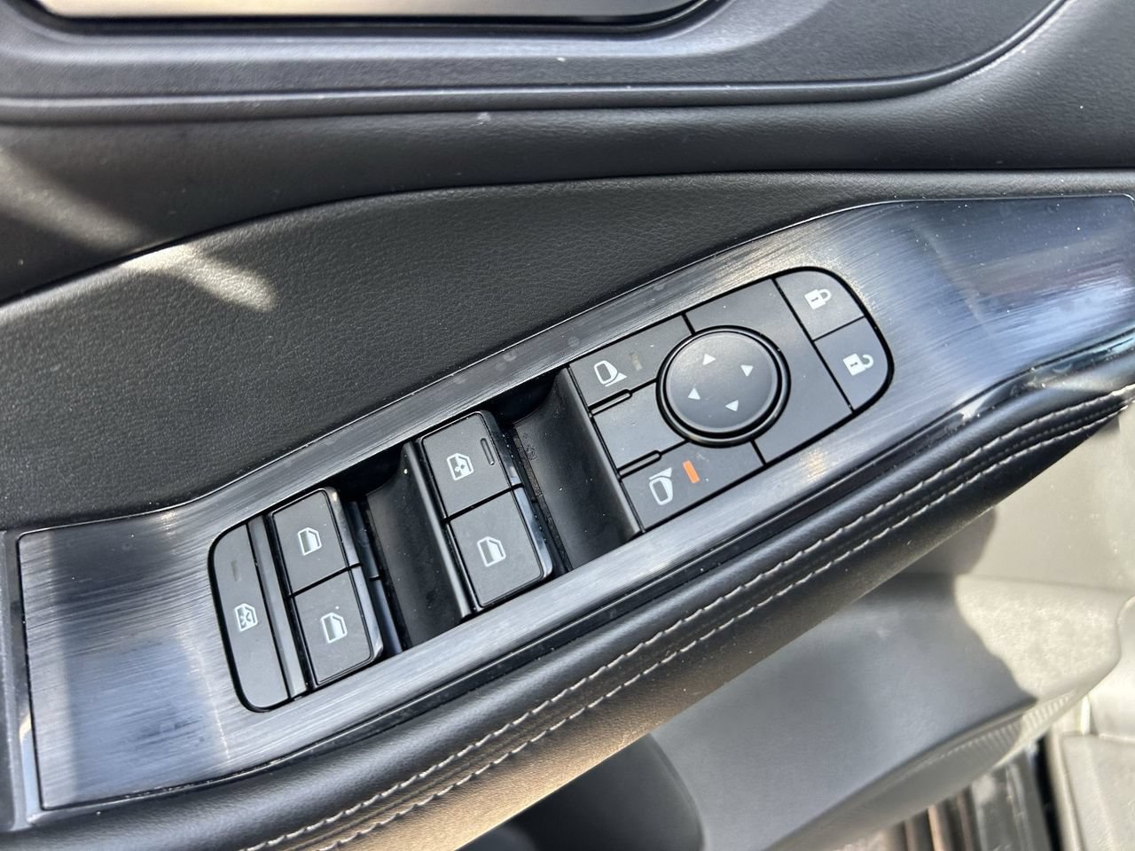 Used 2023 Nissan Rogue SV w/ SV Premium B Package FWD image 30