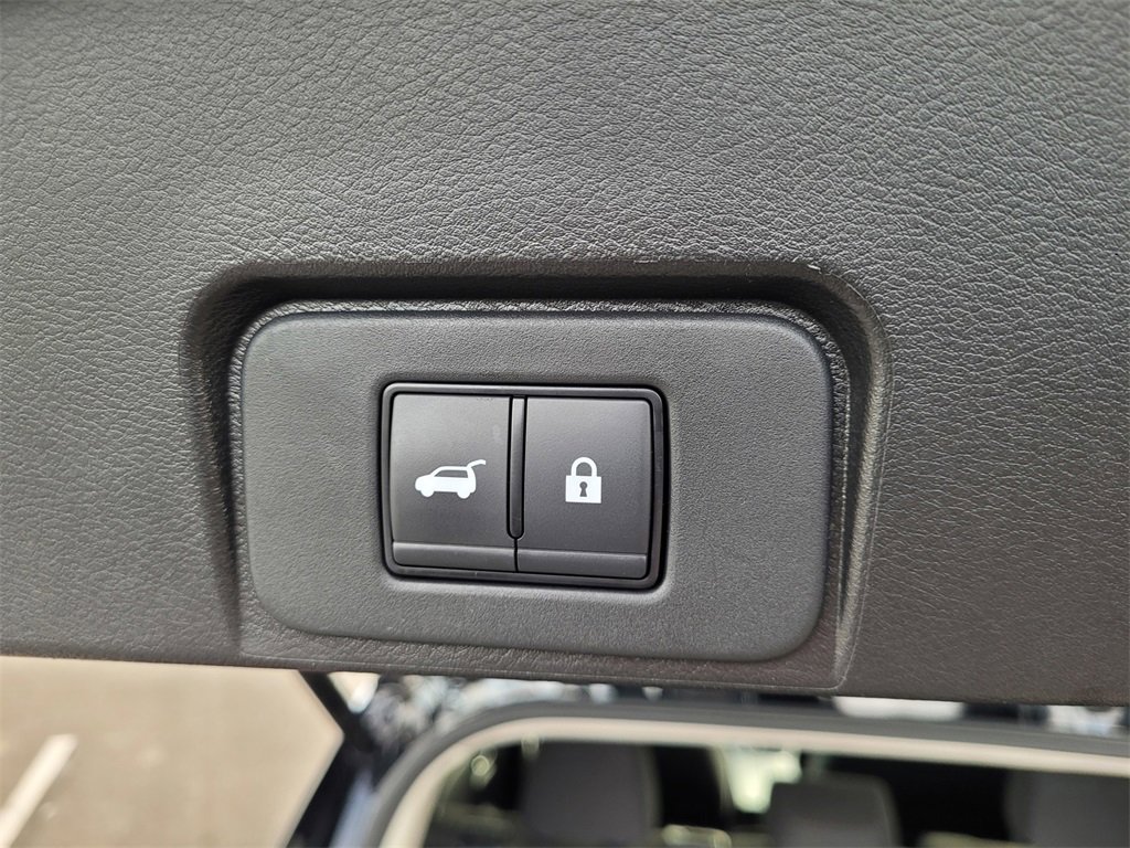 Used 2024 Nissan Rogue SV image 8