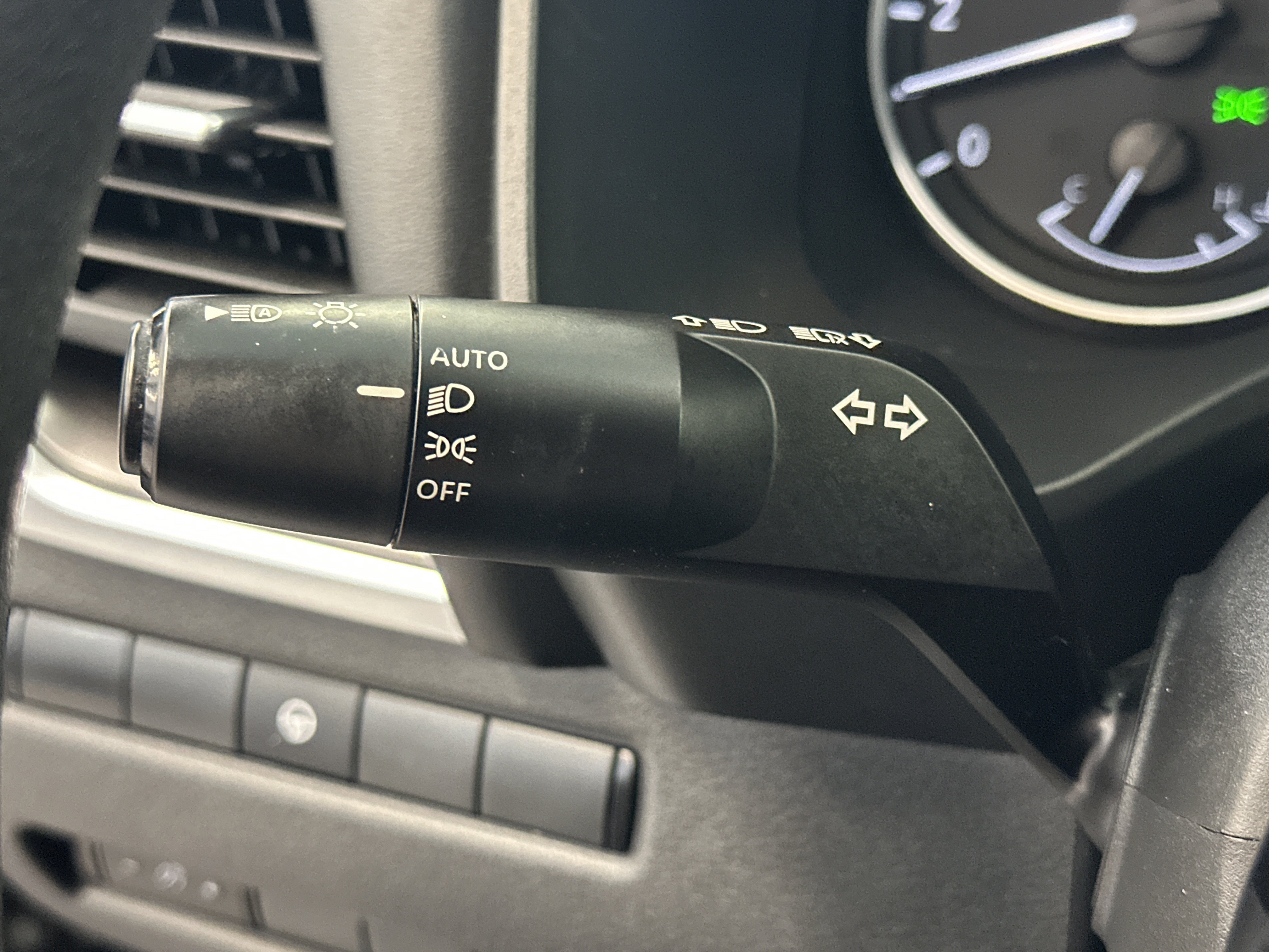 Used 2023 Nissan Rogue SV image 31