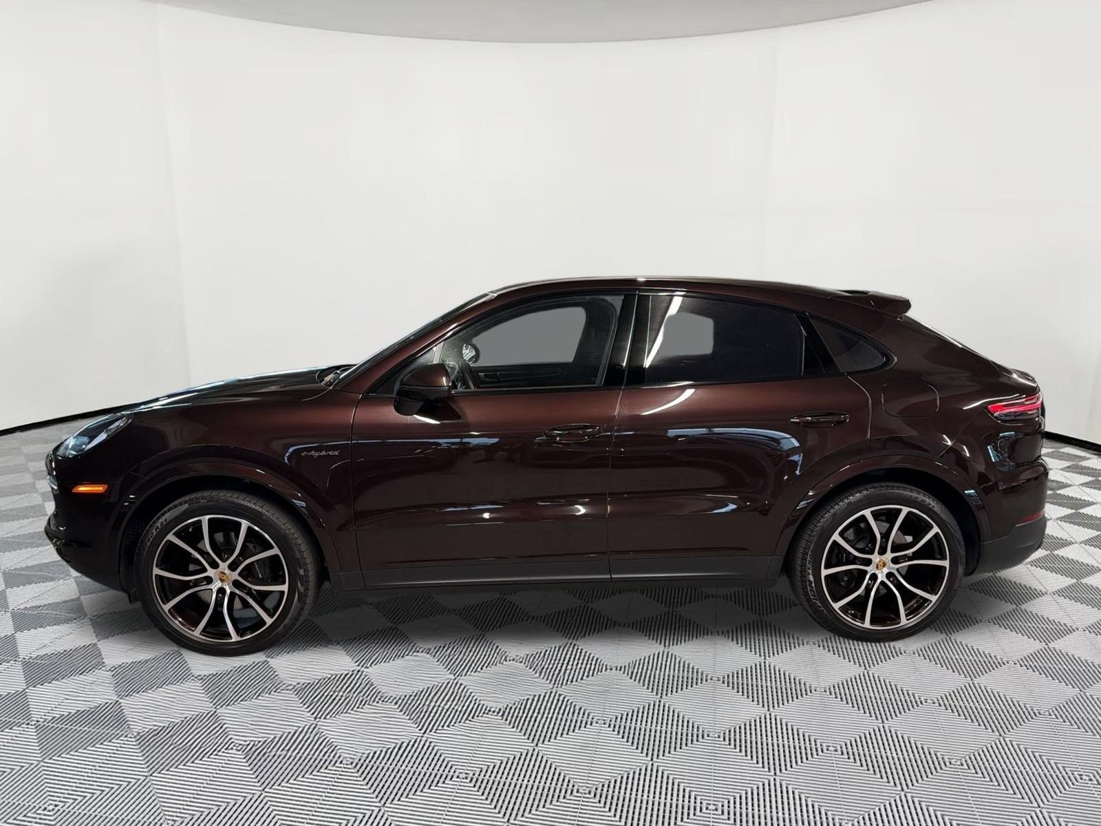 Used 2023 Porsche Cayenne Platinum Edition AWD/4WD image 2