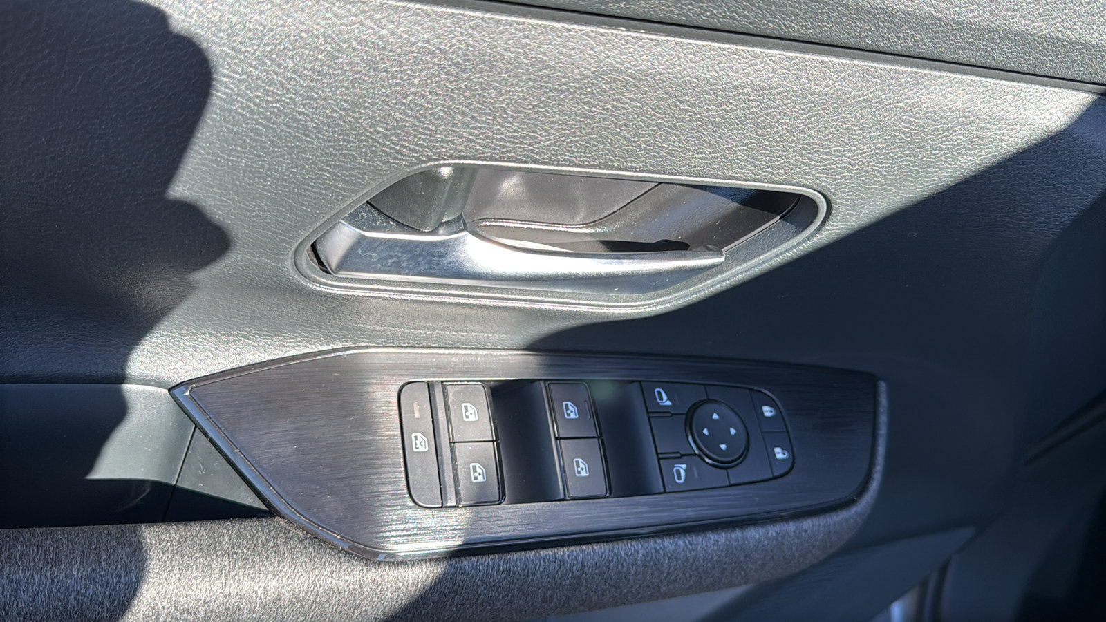 Certified 2025 Nissan Kicks SV AWD/4WD image 7