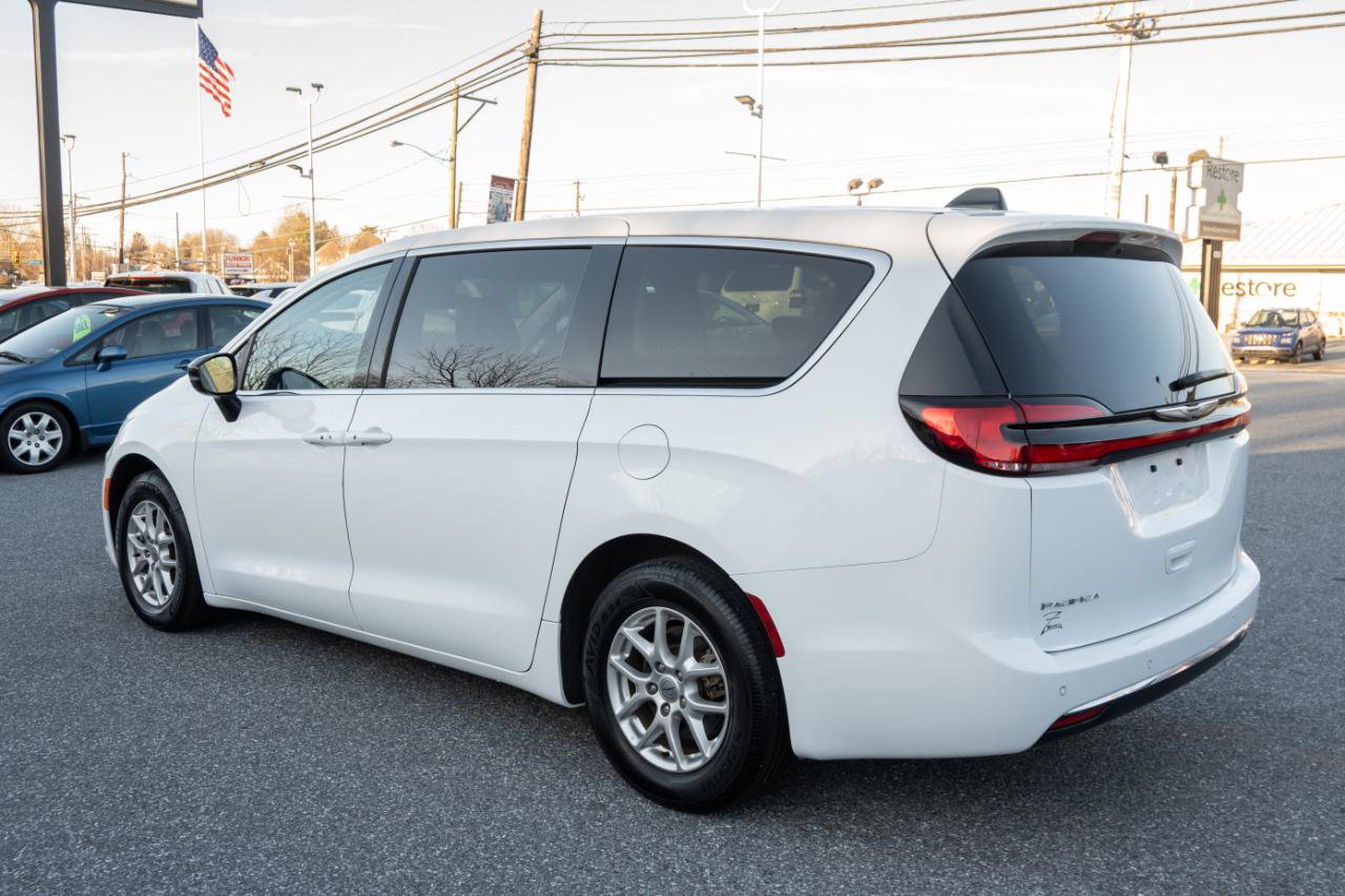 Used 2024 Chrysler Pacifica Touring-L image 8
