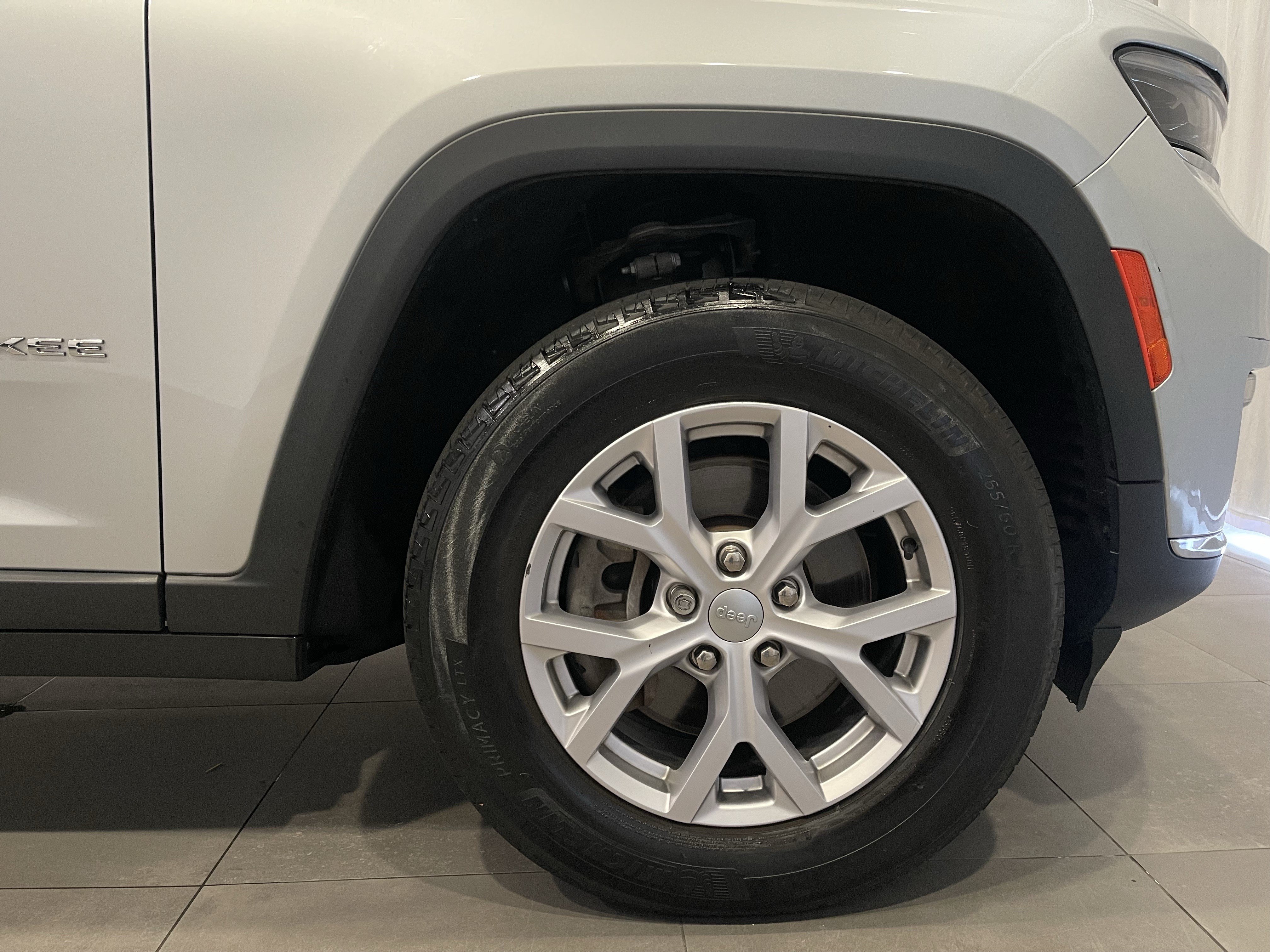 Used 2022 Jeep Grand Cherokee L Limited AWD/4WD image 10
