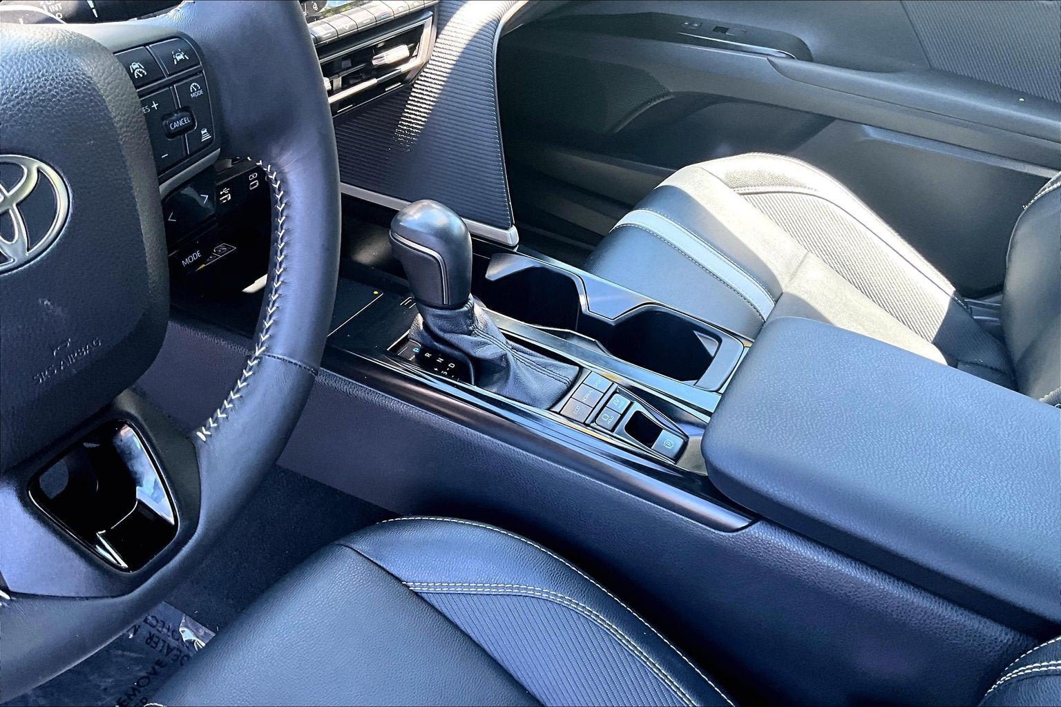 Used 2025 Toyota Camry SE w/ Convenience Package FWD image 16