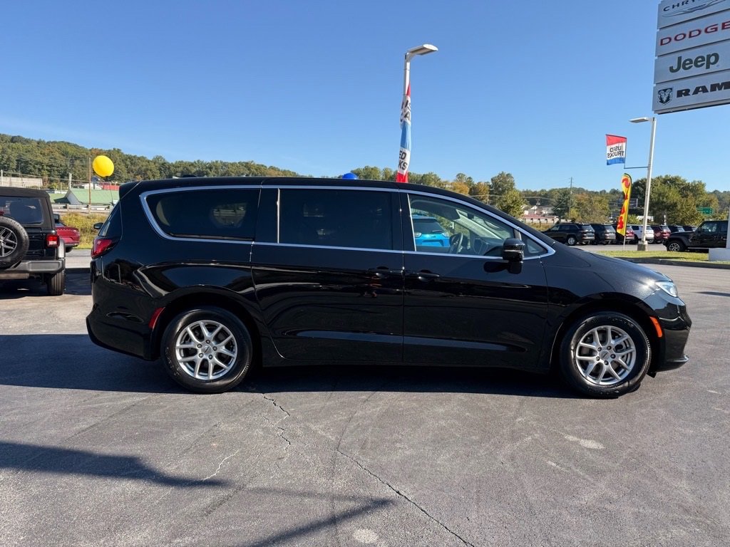 Used 2024 Chrysler Pacifica Touring-L image 3