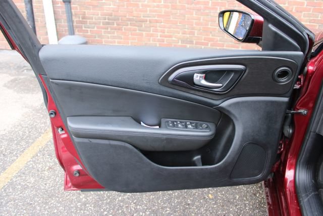 Used 2015 Chrysler 200 S FWD image 7