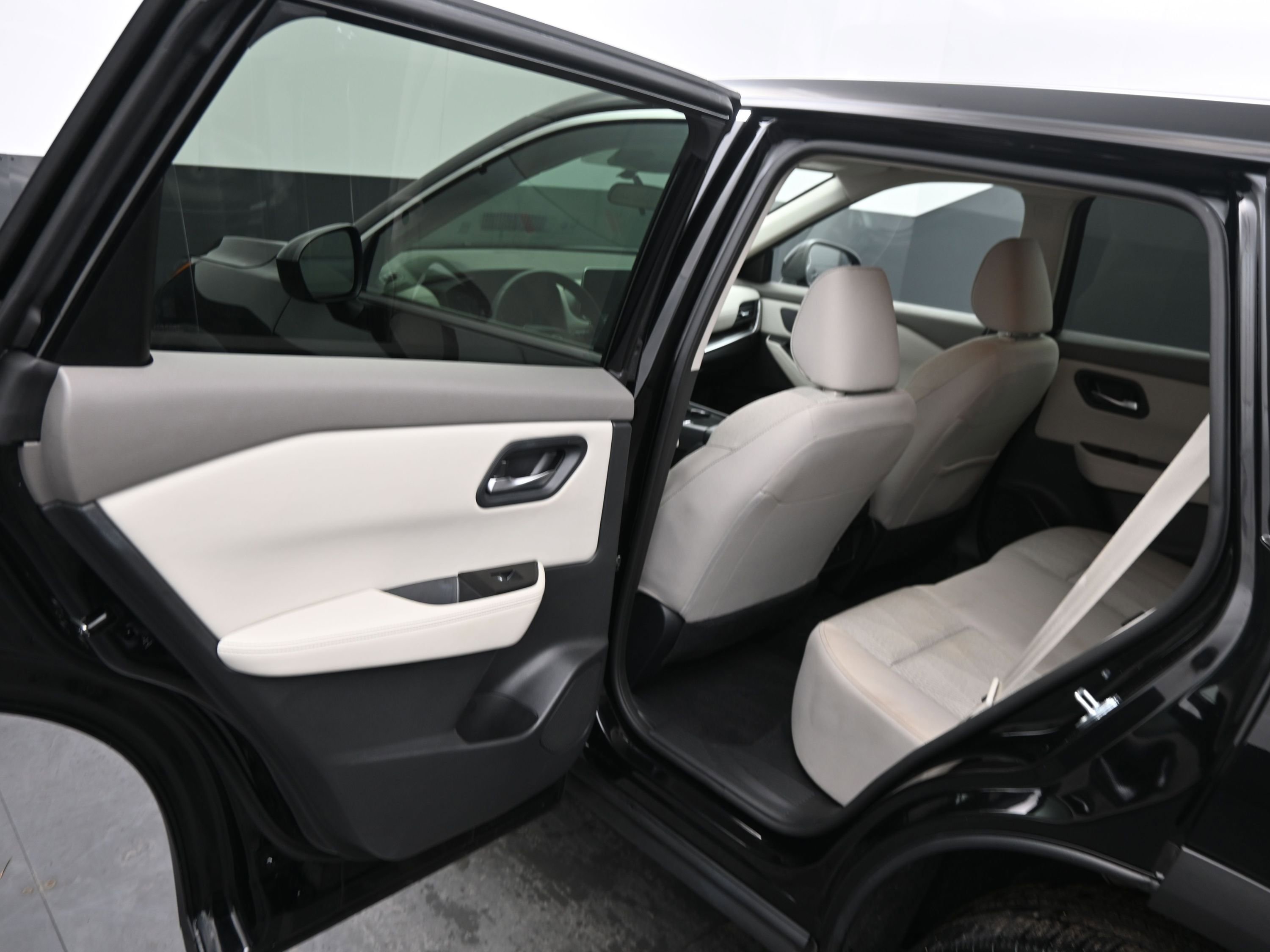 Used 2025 Nissan Rogue SV image 16