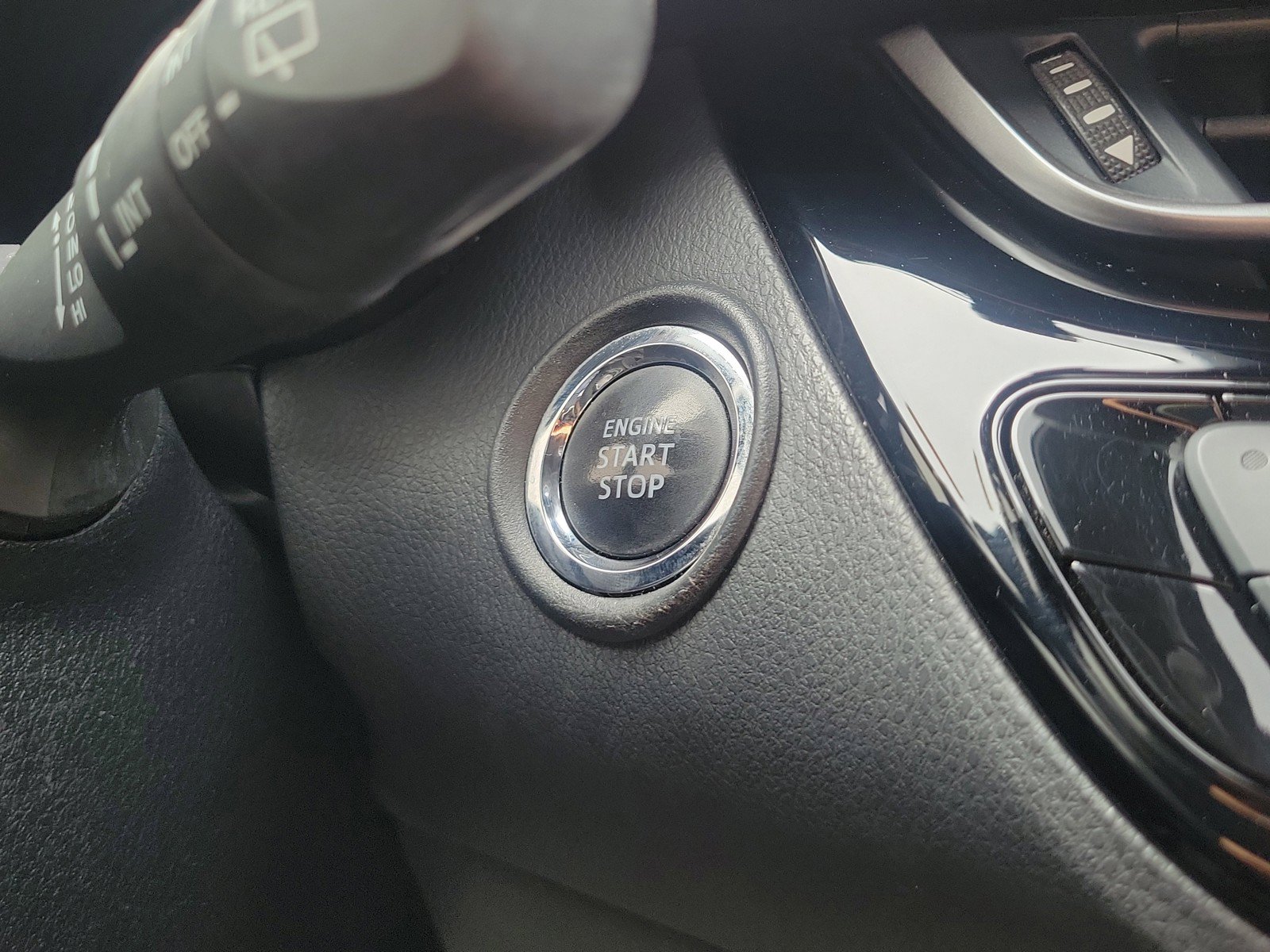 Used 2021 Toyota C-HR XLE FWD image 24