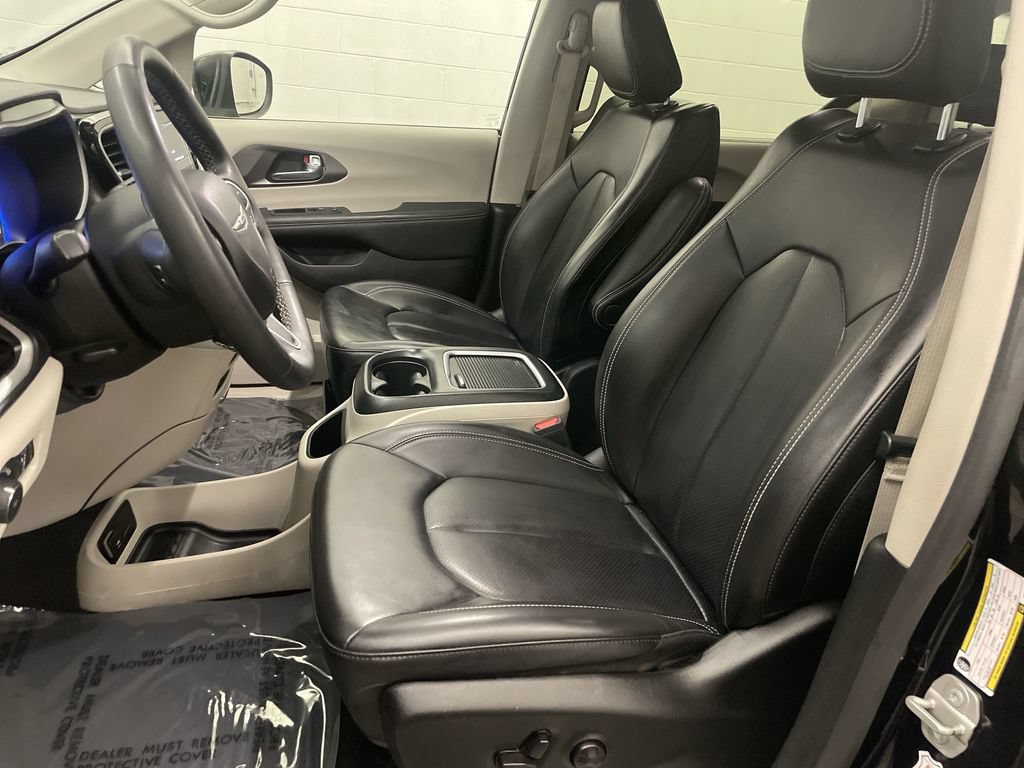Used 2023 Chrysler Pacifica Touring-L FWD image 12