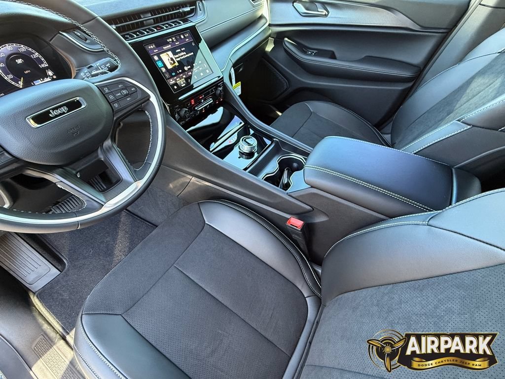 New 2025 Jeep Grand Cherokee Altitude AWD/4WD image 11