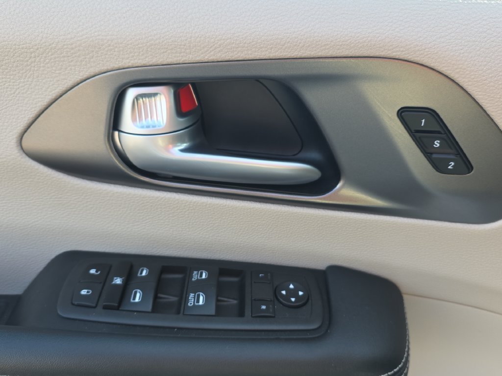 Used 2024 Chrysler Pacifica Touring-L FWD image 13