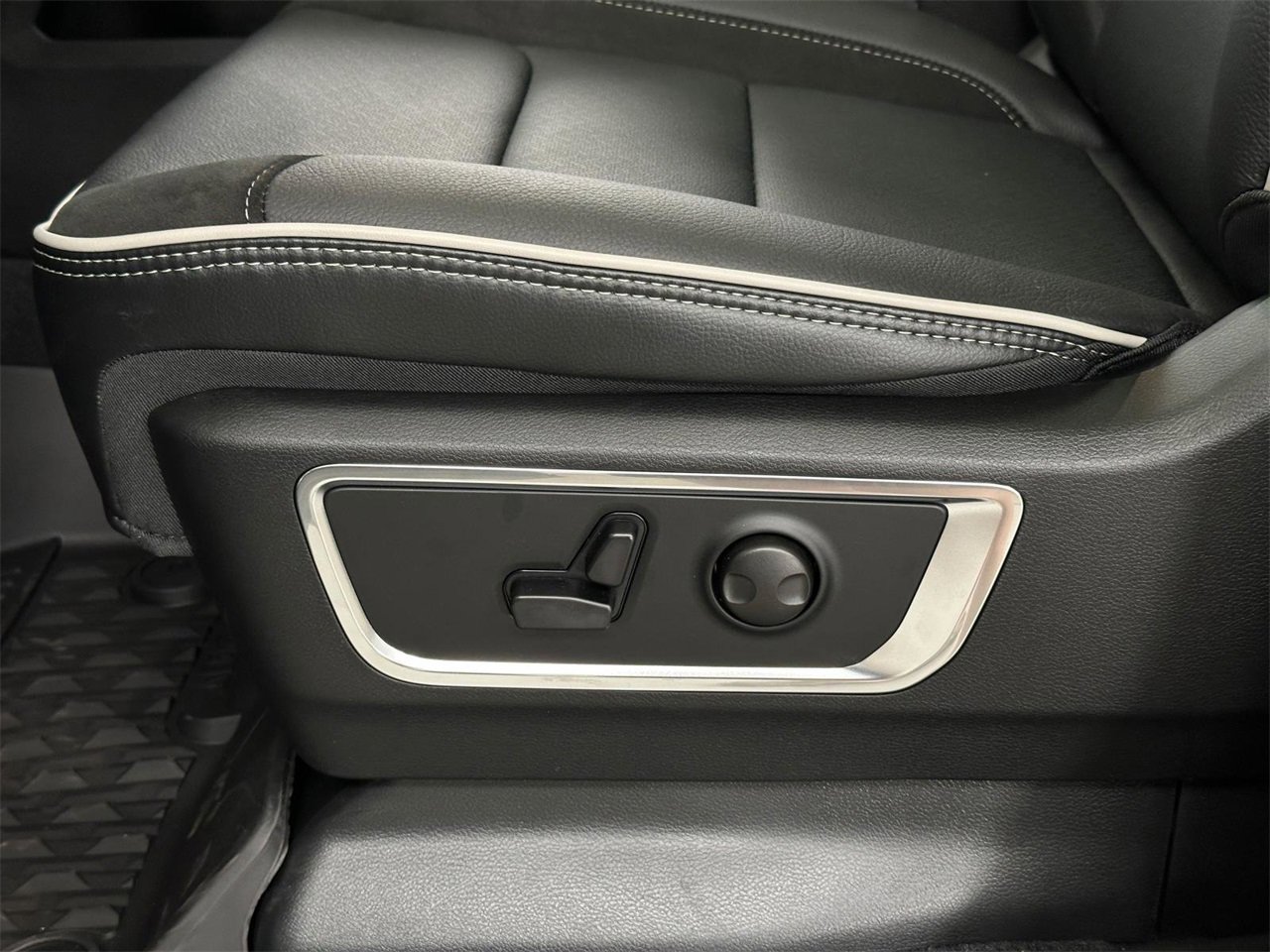 New 2026 RAM 1500 Laramie w/ Night Edition image 11