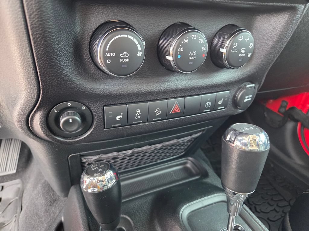 Used 2018 Jeep Wrangler Unlimited Sahara w/ Connectivity Group AWD/4WD image 26