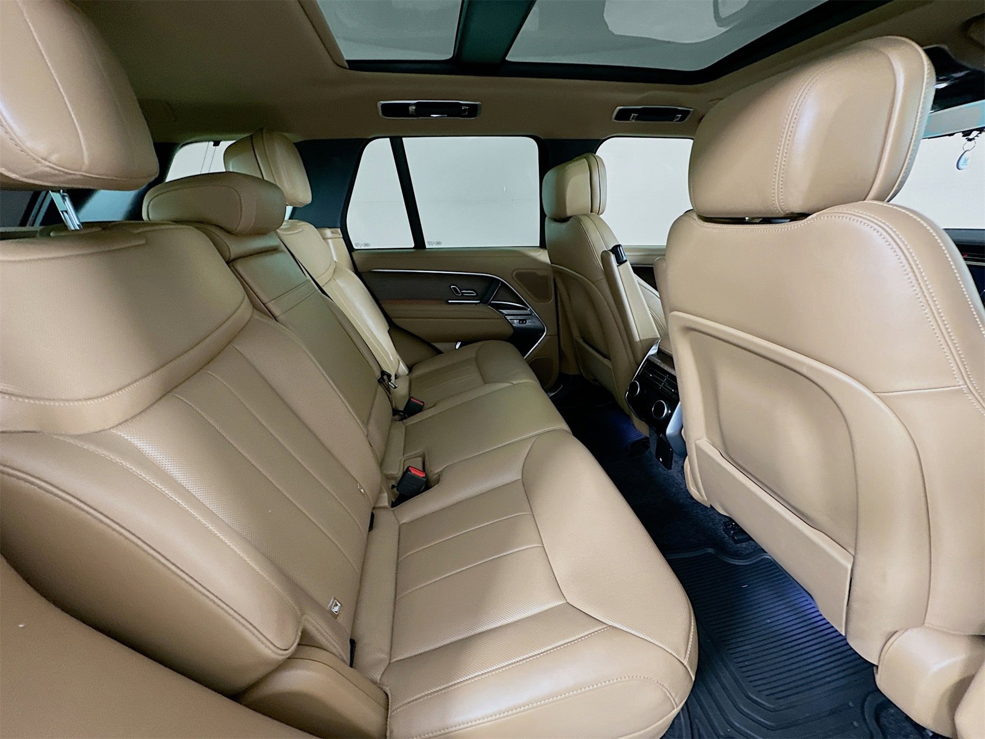 Used 2025 Land Rover Range Rover SE image 29