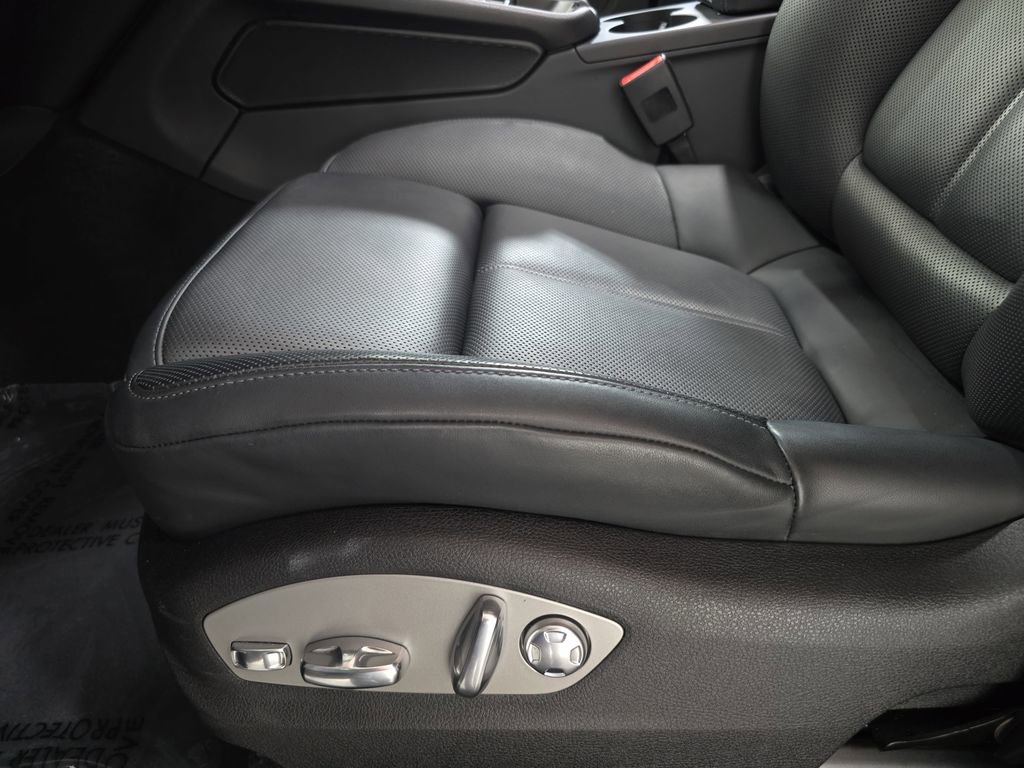 Certified 2025 Porsche Macan Turbo image 23