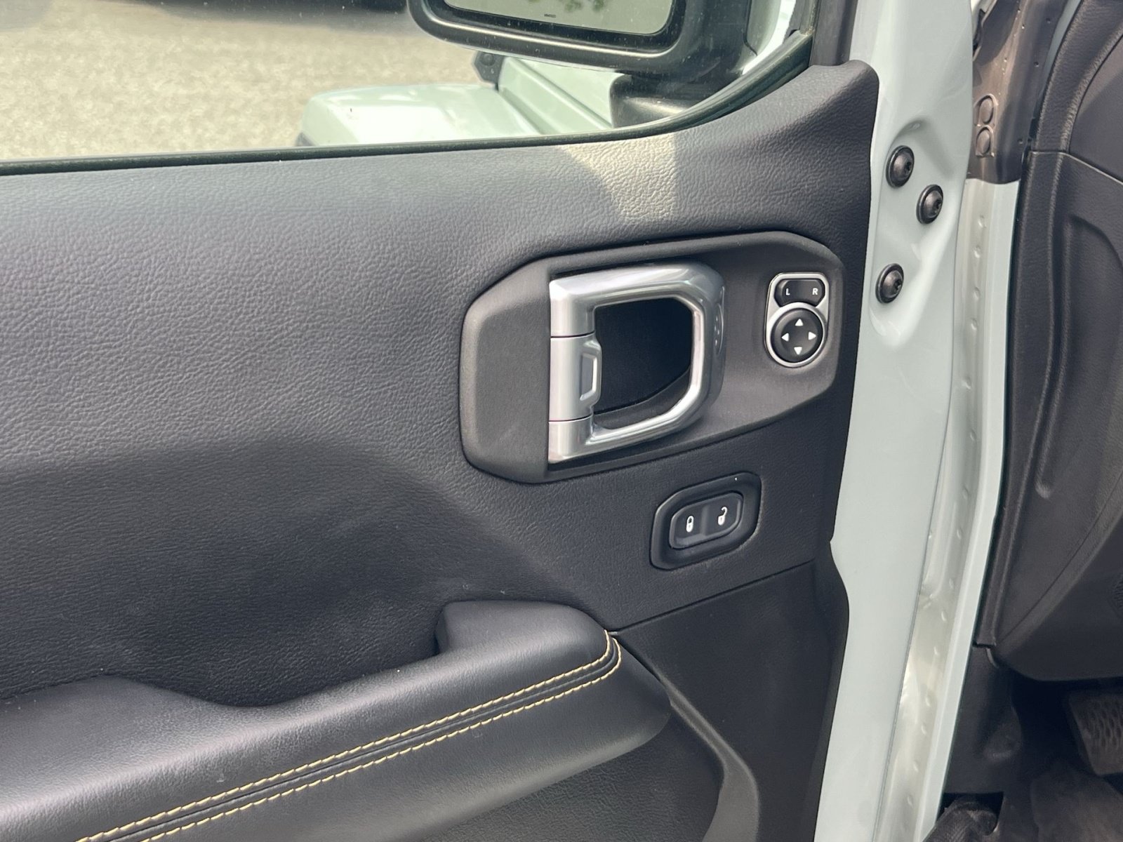 Used 2024 Jeep Wrangler Unlimited Sahara w/ Technology Group AWD/4WD image 14