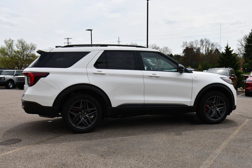 Used 2025 Ford Explorer ST-Line w/ ST-Line Street Pack AWD/4WD image 7