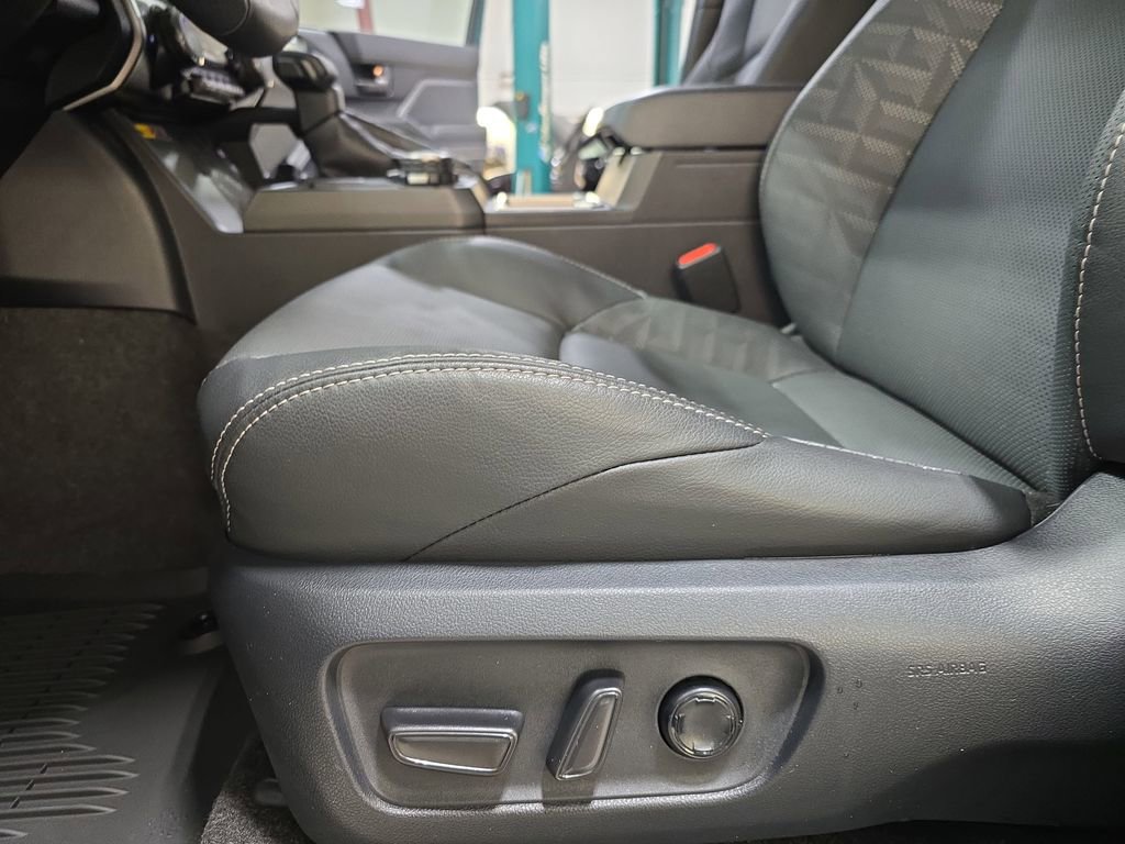 Certified 2025 Toyota 4Runner TRD Off-Road Premium image 33