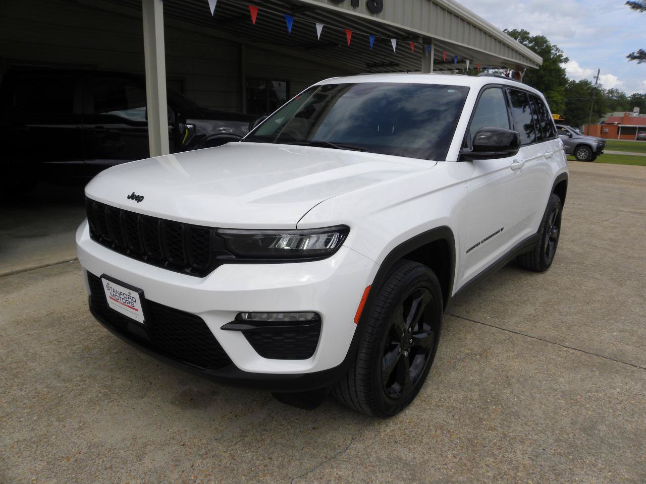 Used 2023 Jeep Grand Cherokee Limited w/ Black Appearance Package AWD/4WD image 5