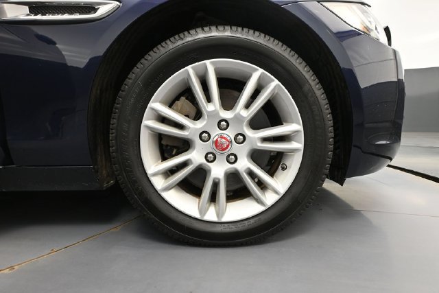 Used 2018 Jaguar XE Premium AWD/4WD image 12